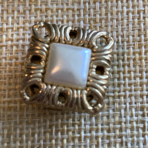 Set of 4 vintage button covers. Gold tone and pearl. - Picture 4 of 8